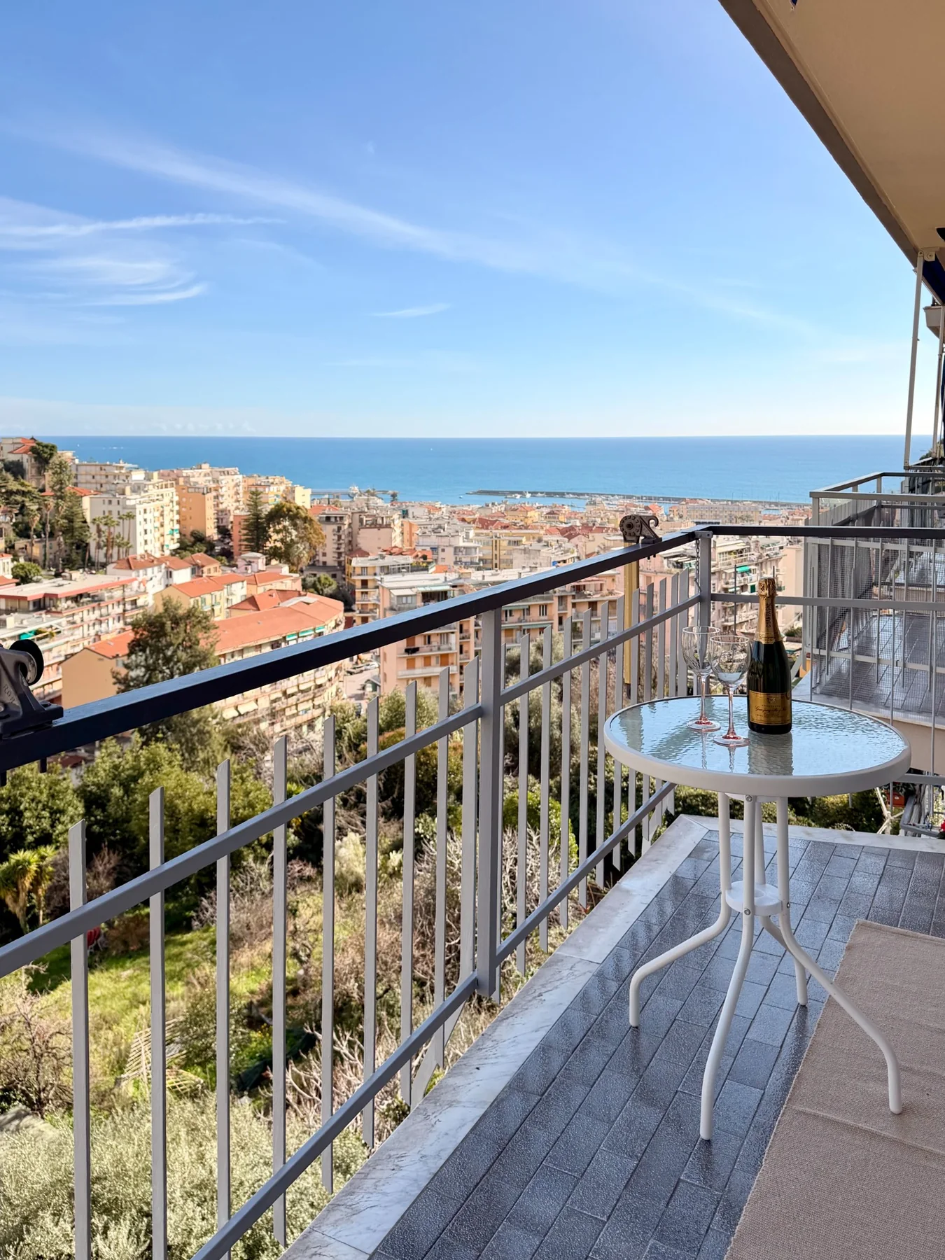 Balcone panoramico dell'appartamento con vista sul mare e sulla città di Sanremo